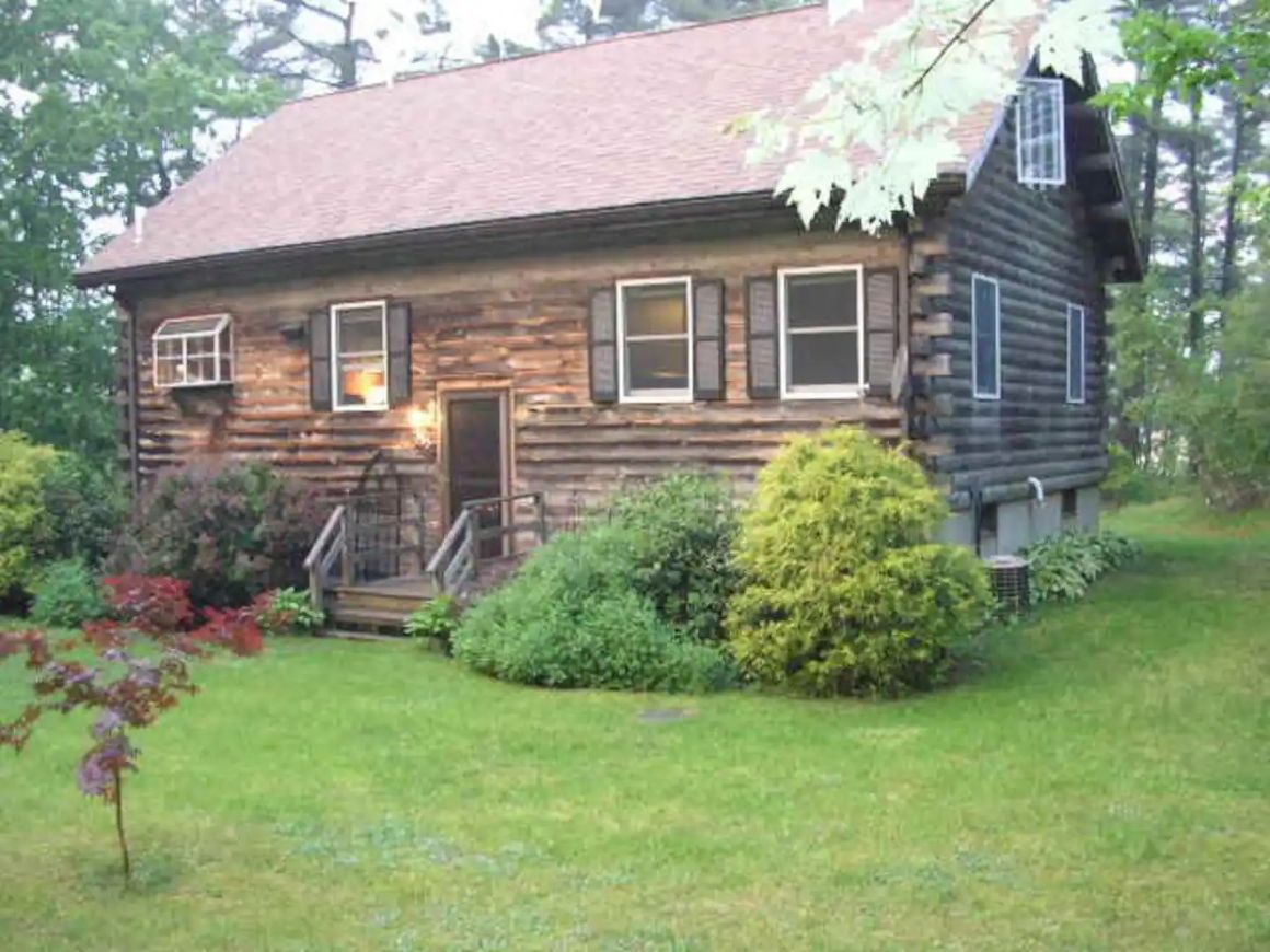 Traditional Log House, Massachusetts