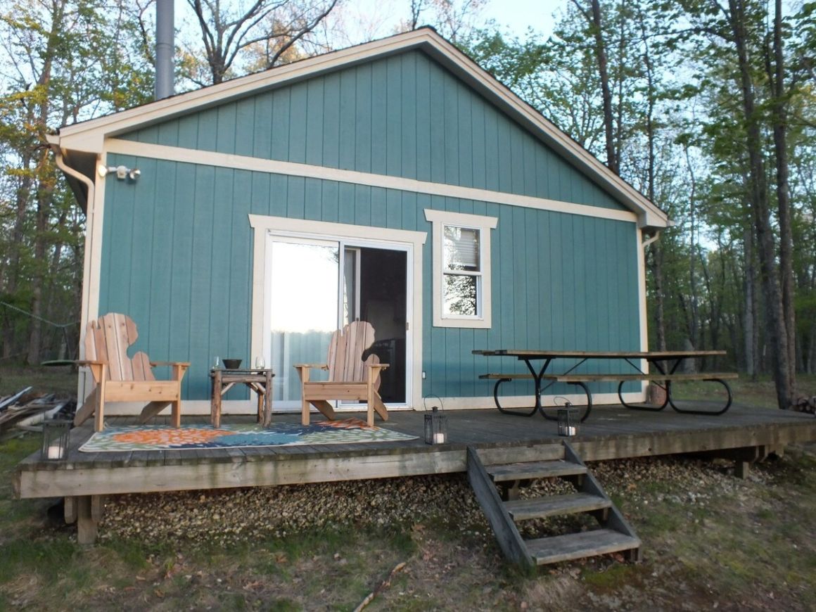 Michigan Cabin Overlooking Ward Lake