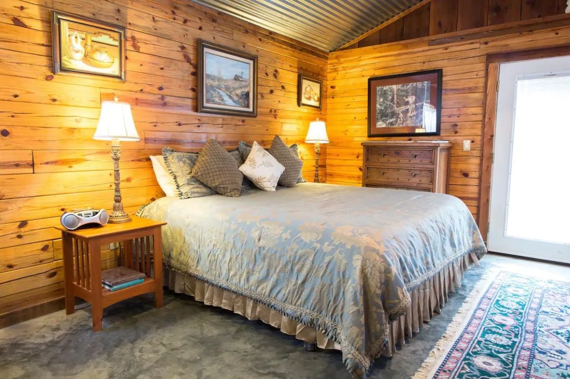 Romantic Log Cabin BnB on Lake, Oklahoma