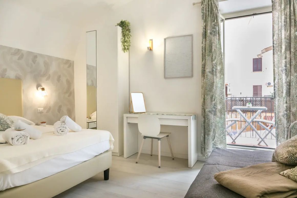 Contemporary BnB with Desk and Balcony, Rome