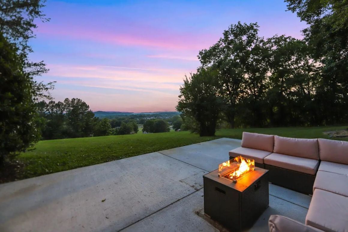 Opulent hilltop cabin for 10, Tennessee