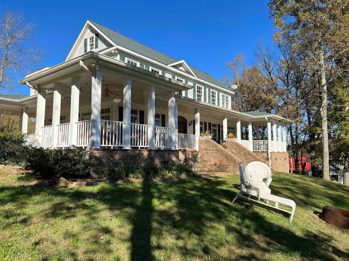 Private BnB on Lake with Spacious Terrace, Tennessee