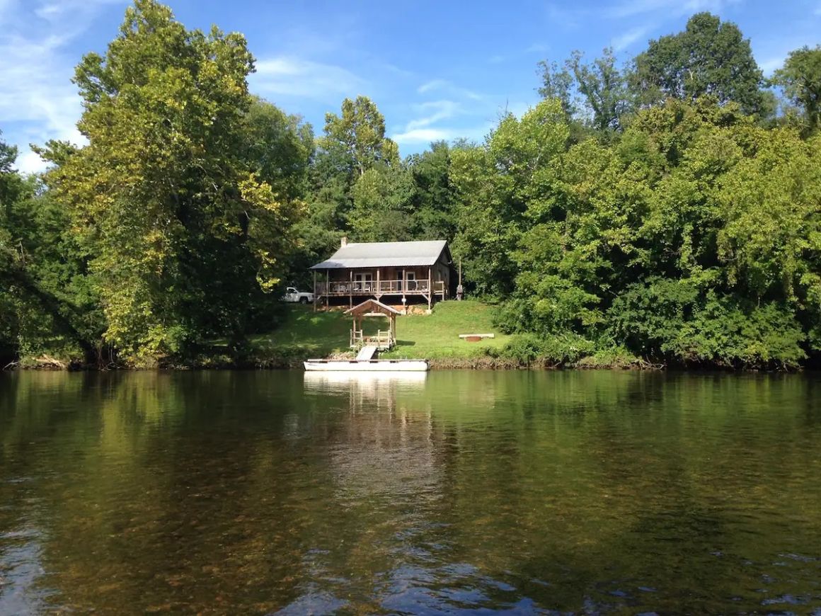 Waterfront studio cabin for two, Tennessee