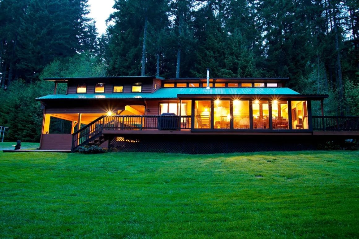 Cabin with Hot Tub and Pool Table, Washington
