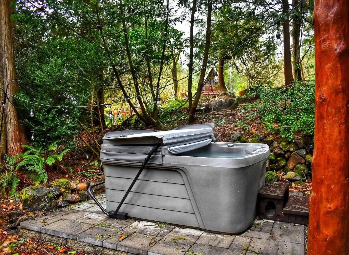 Riverfront Log Cabin With Hot Tub, Washington