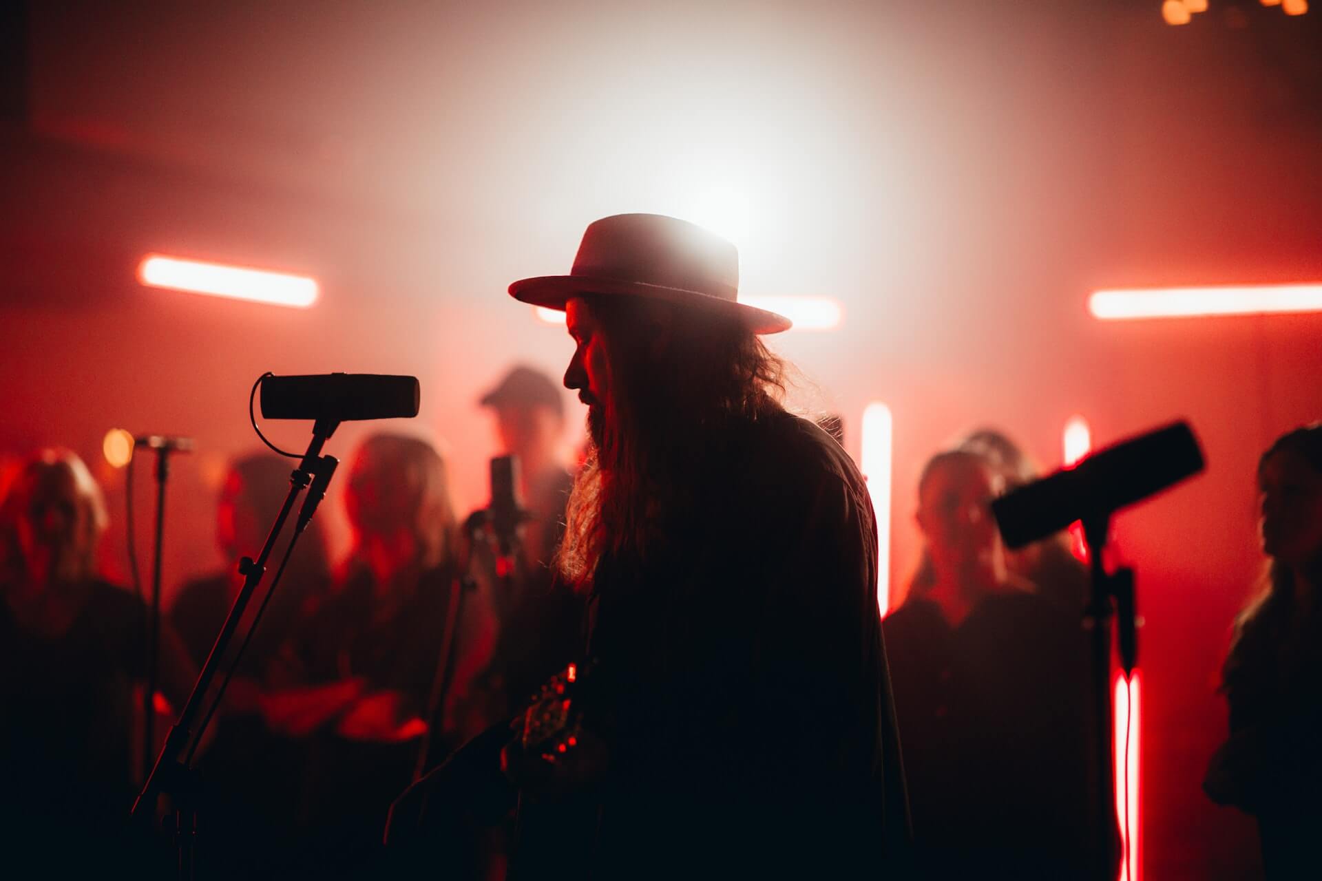 guy singing in red lights in nashville