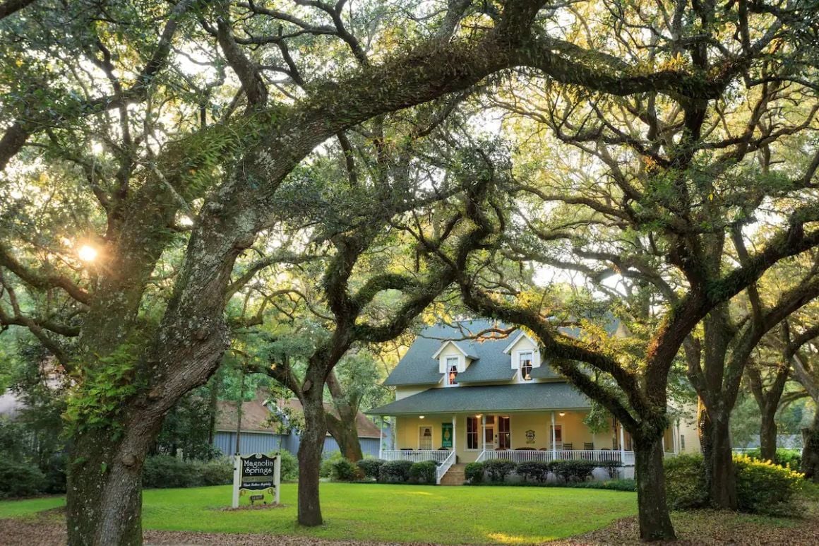 Charming BnB with Enchanting Gardens, Alabama