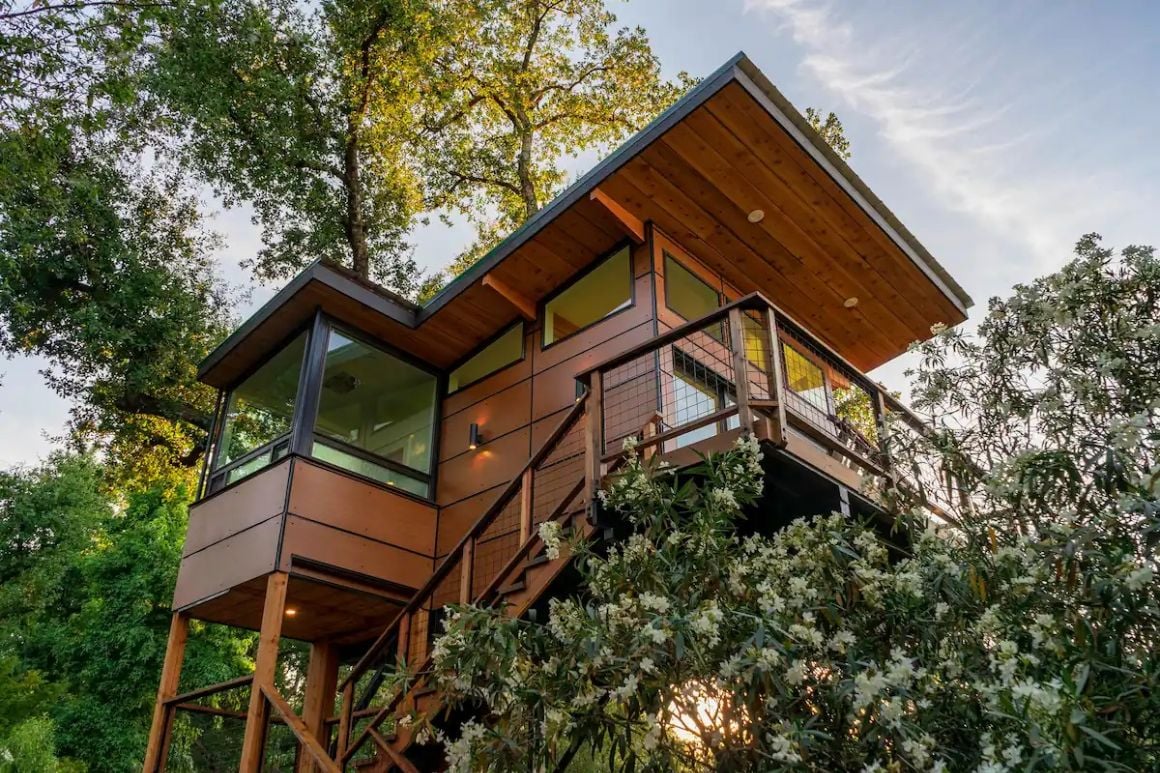 Treehouse With Views of the Sierras, California