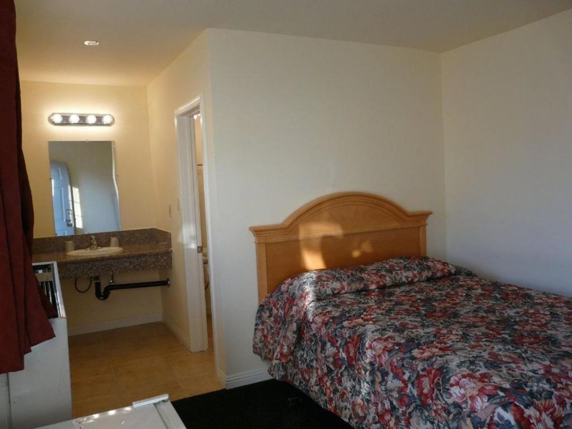 Affordable Rooms near the Freeway, Los Angeles