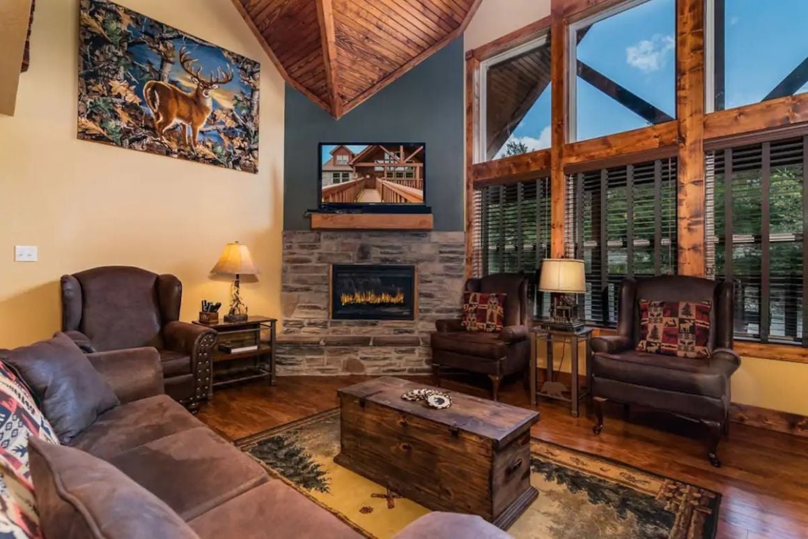 Cabin with Games and Common Pool, Missouri