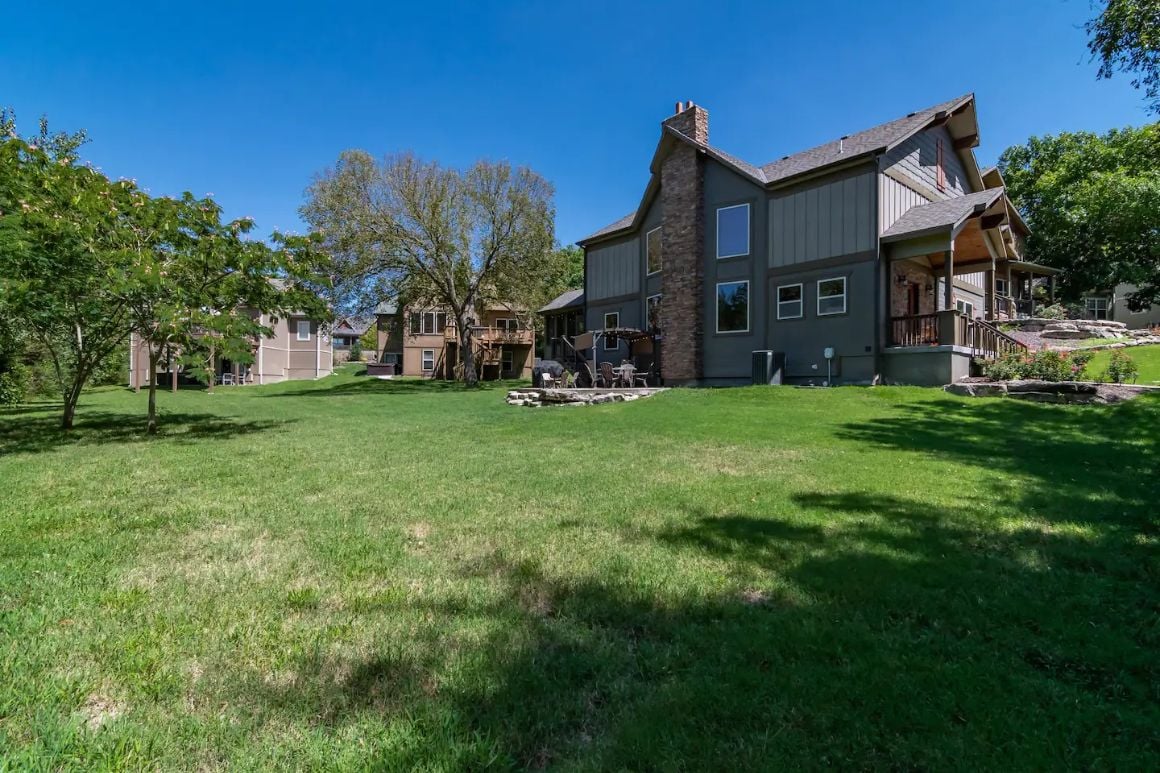 Cabin with Large Yard in Hollister, Missouri