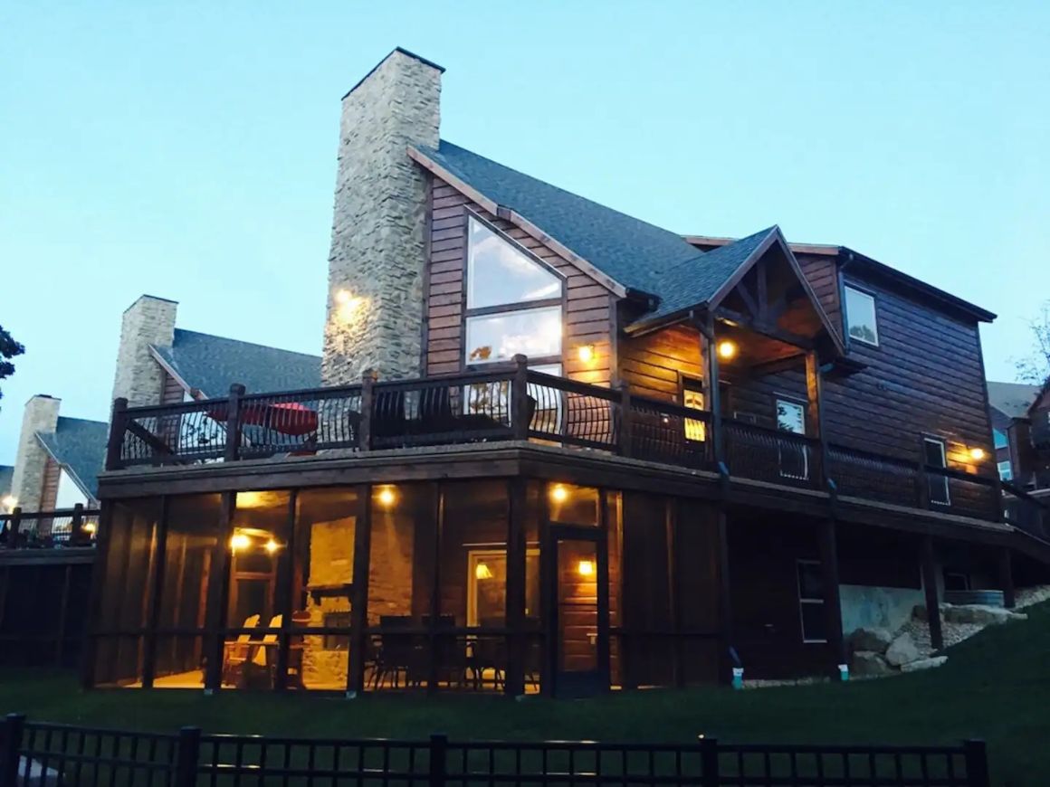 Luxury Lakefront Cabin for 12, Missouri