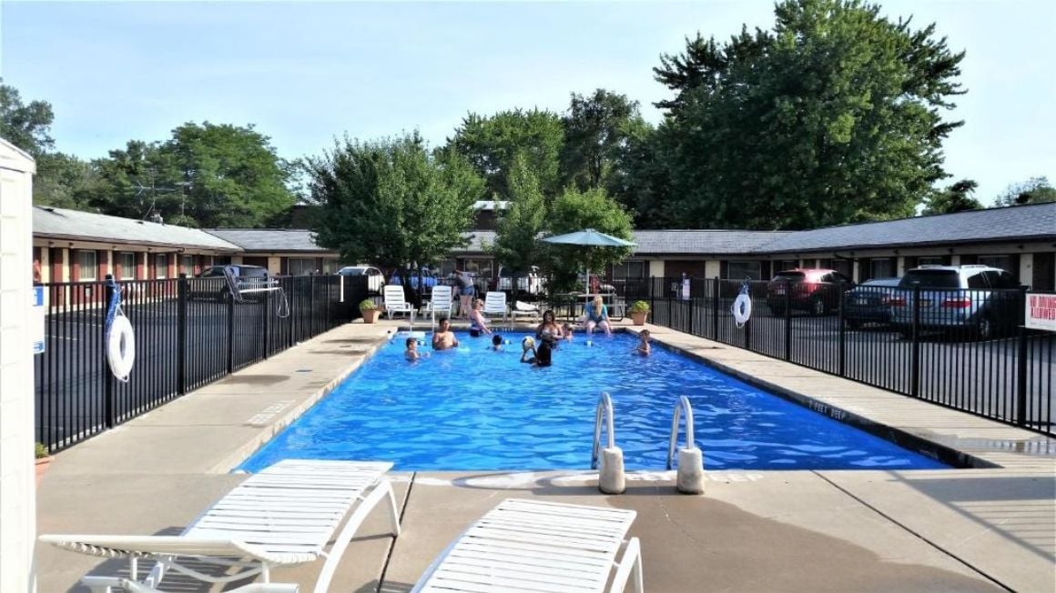 New York Motel With Pool and Shuttle