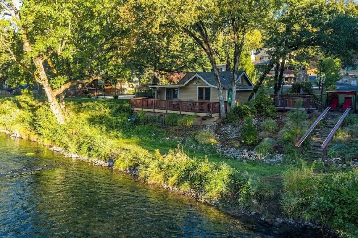 Rogue River Cabin, Oregon