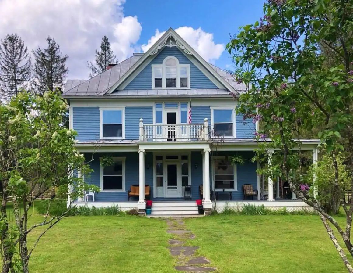 Charming and Historic Farm House BnB, West Virginia