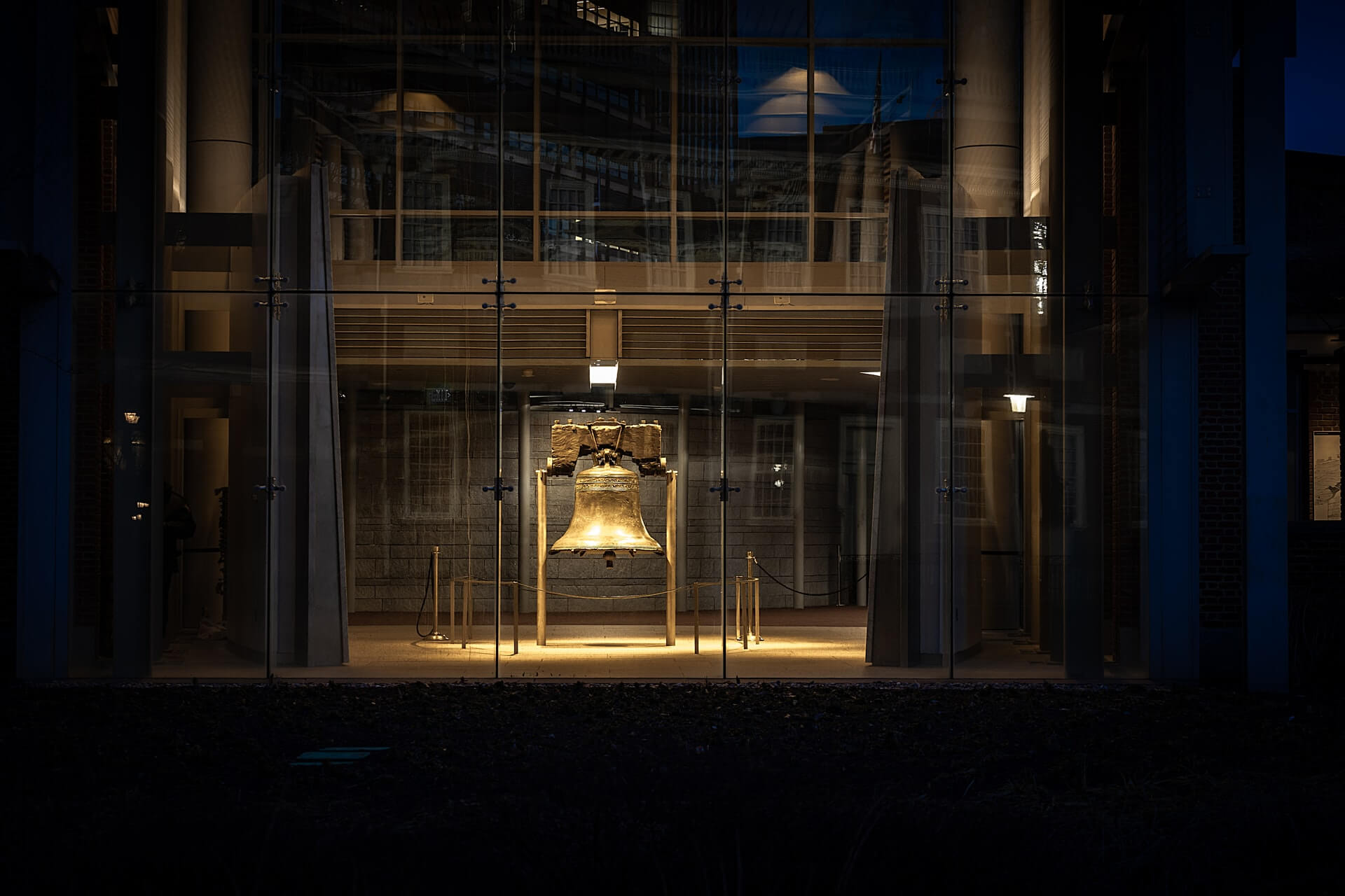 liberty bell in a glass case in philadelphia