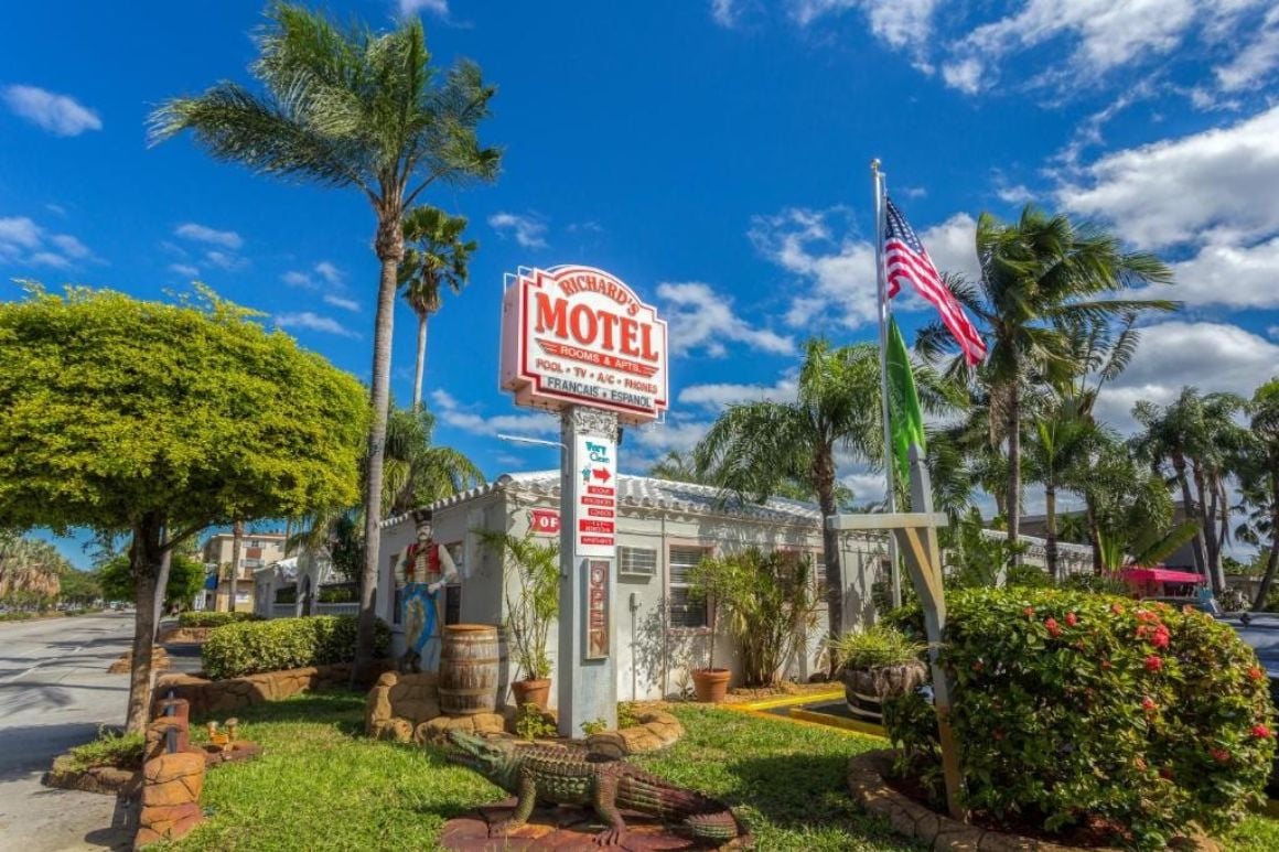 Charming and Homely Motel, Hollywood