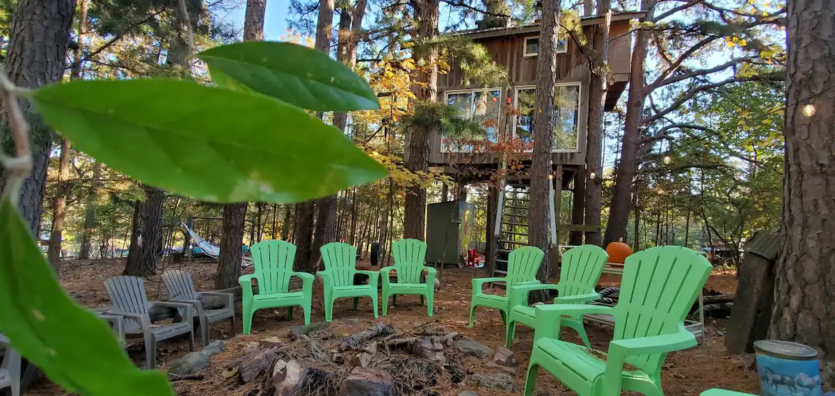 trees and green chairs at a treehouse in missouri