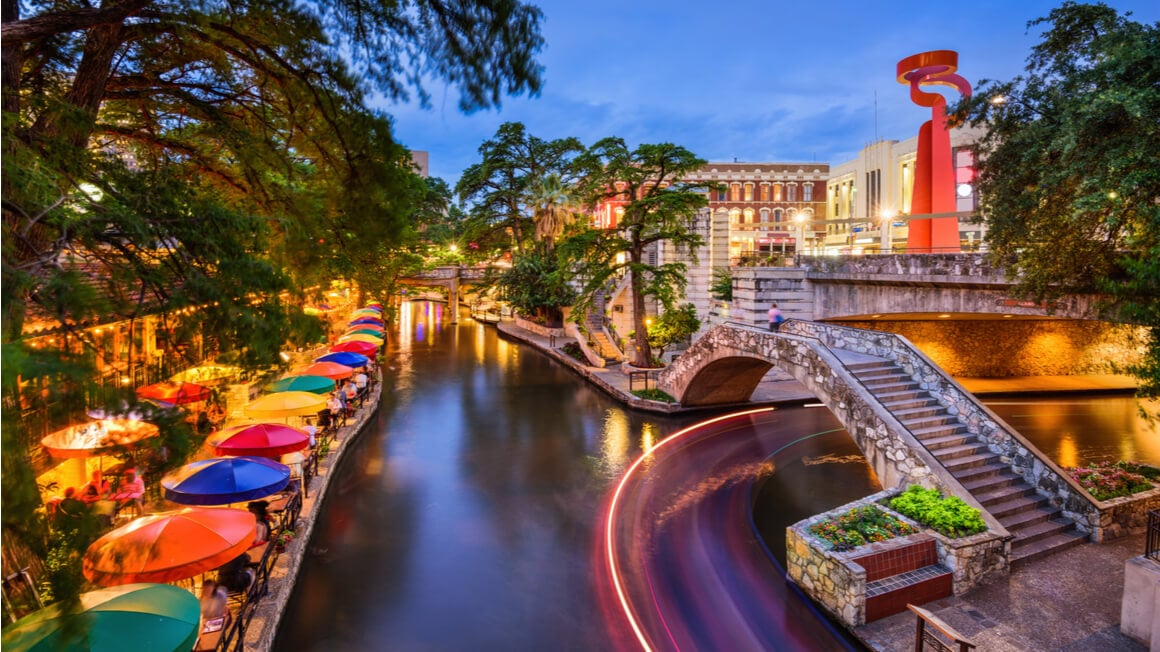 San Antonio's River Walk - Top 5 Best Eats - Brews & Clues - Bar