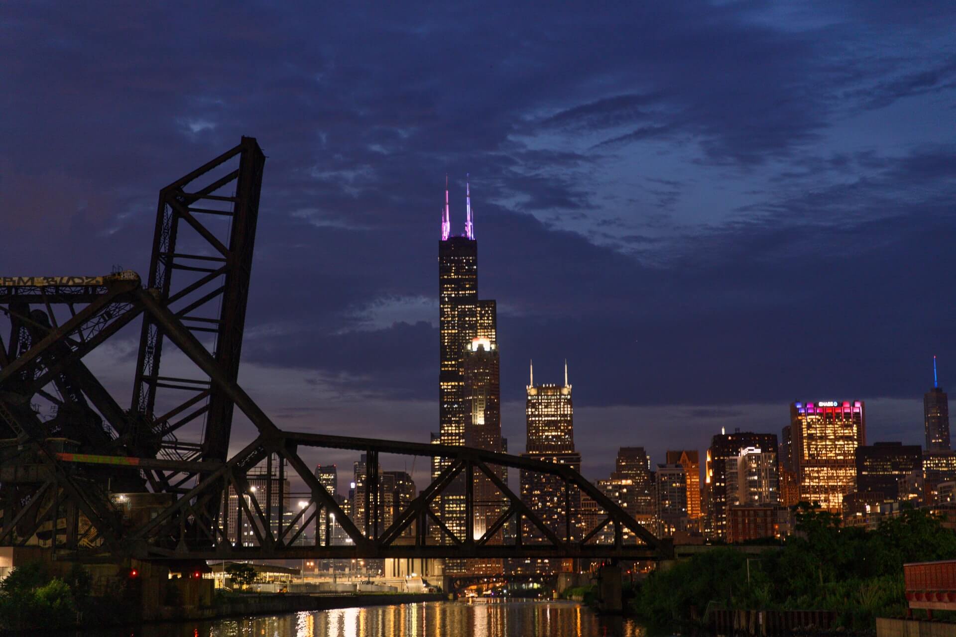 willis tower in chicago lit up at night