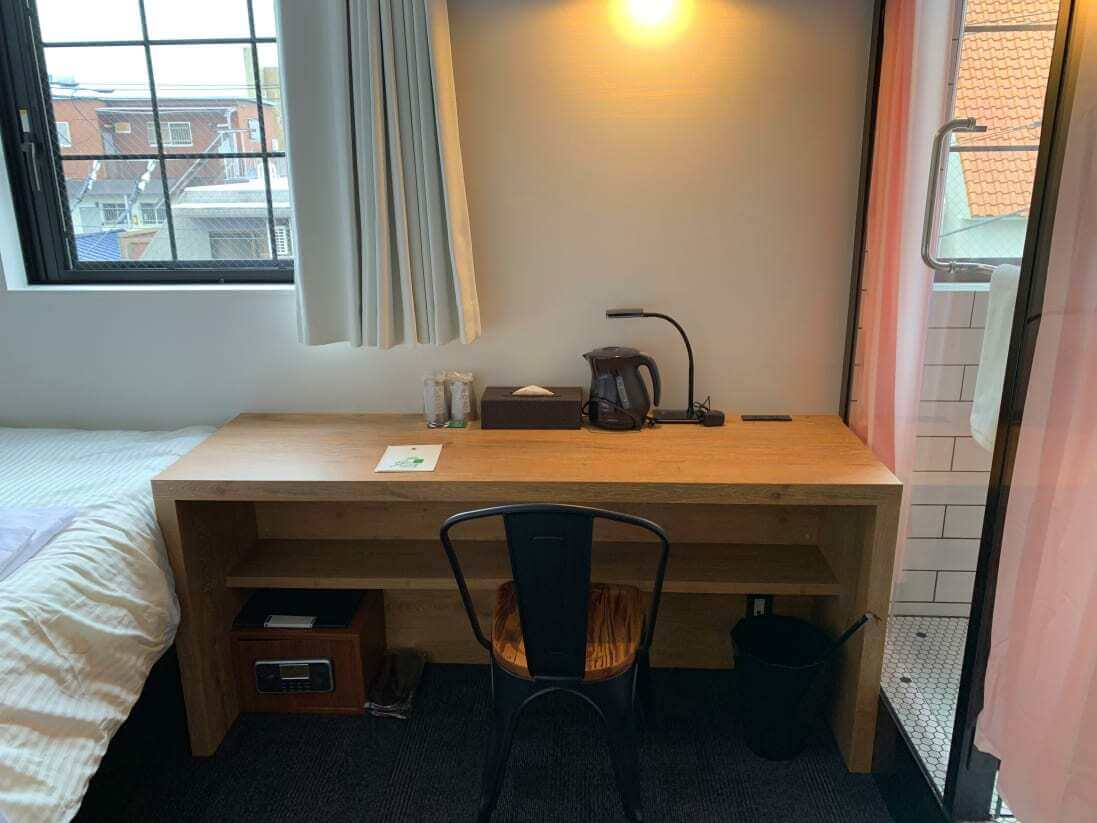 Hotel CEN with a desk in the room, an ensuite and windows