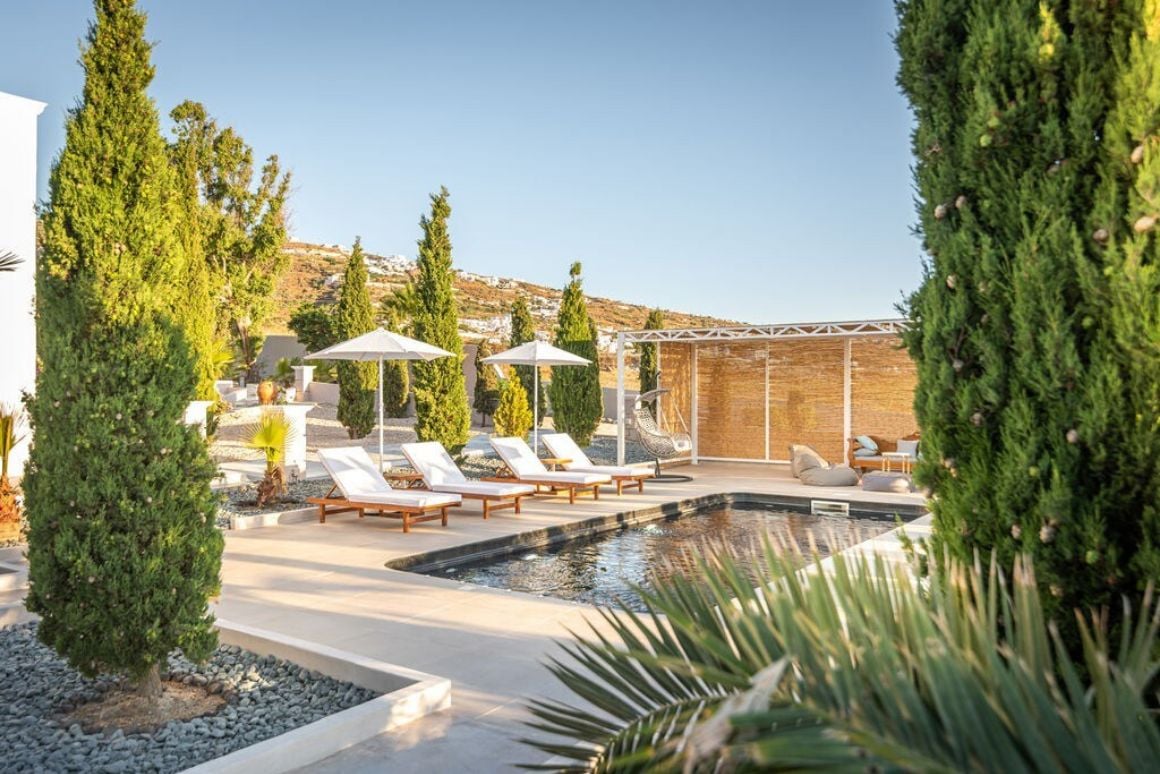 Stunning villa with pool, courtyard and mind-blowing views of the city skyline and mountains