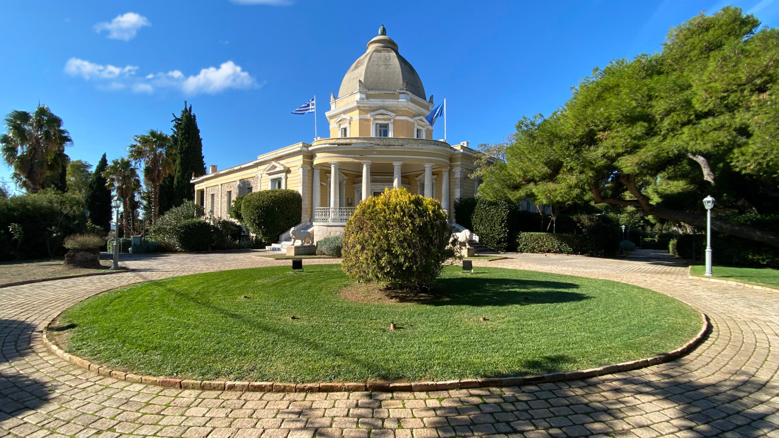 Mansion and well-kept garden in Kifissia