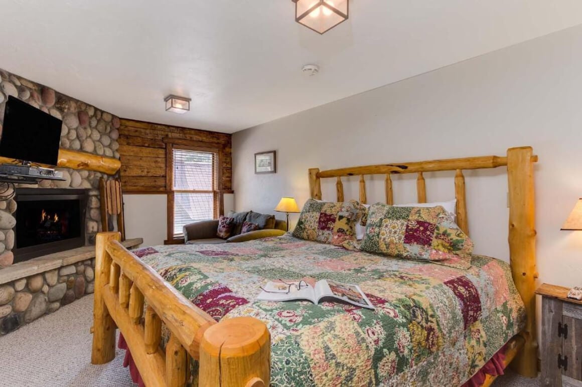 King Room with Spa Bath at Minturn Inn