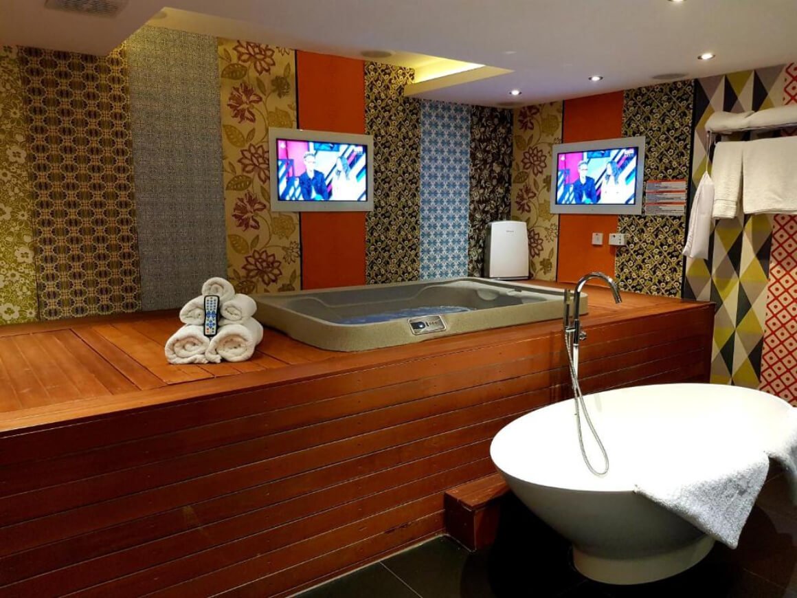 Squint Splash Suite at The Exhibitionist Hotel