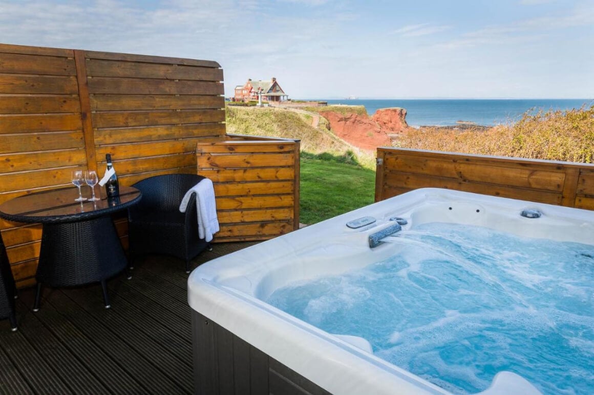 Suite w/ Hot Tub at Bayswell Park Hotel