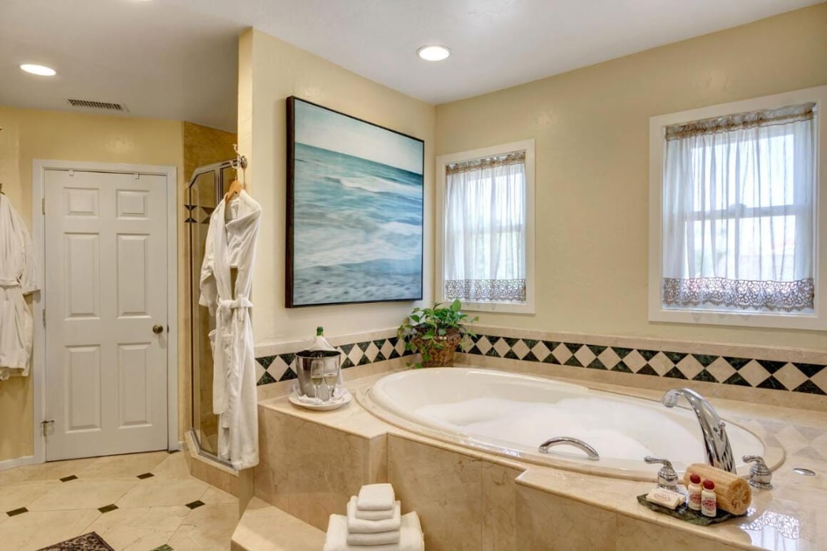 Queen Room w/ Spa Bath at Hillcrest House B&B San Diego