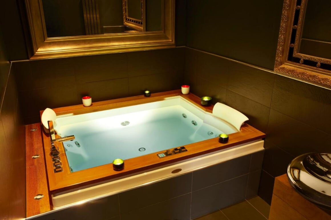 Romance Package Jacuzzi Suite at Nira Caledonia