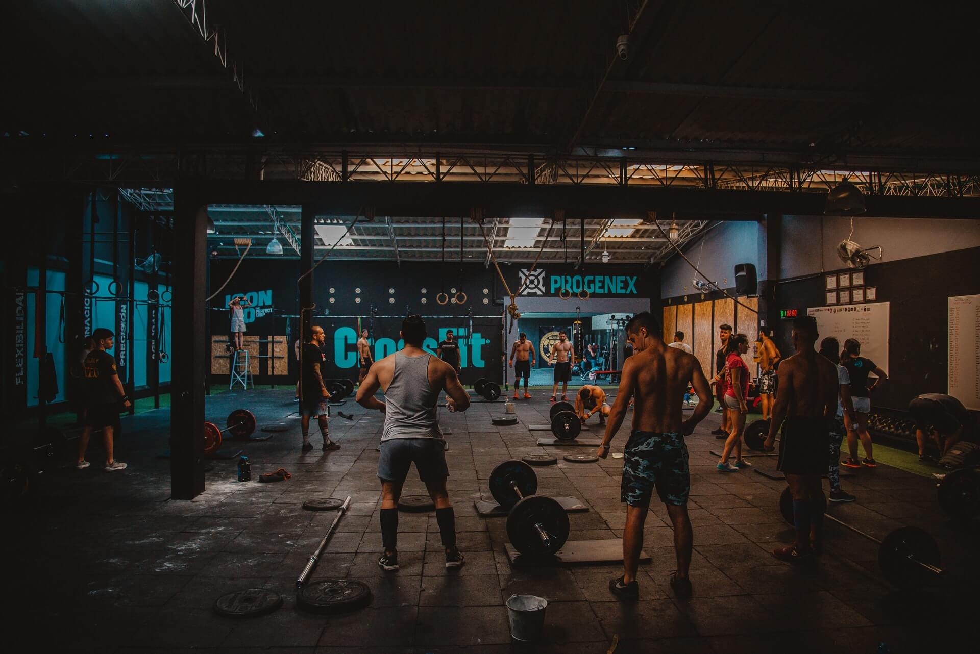 crossfit class happening in a gym