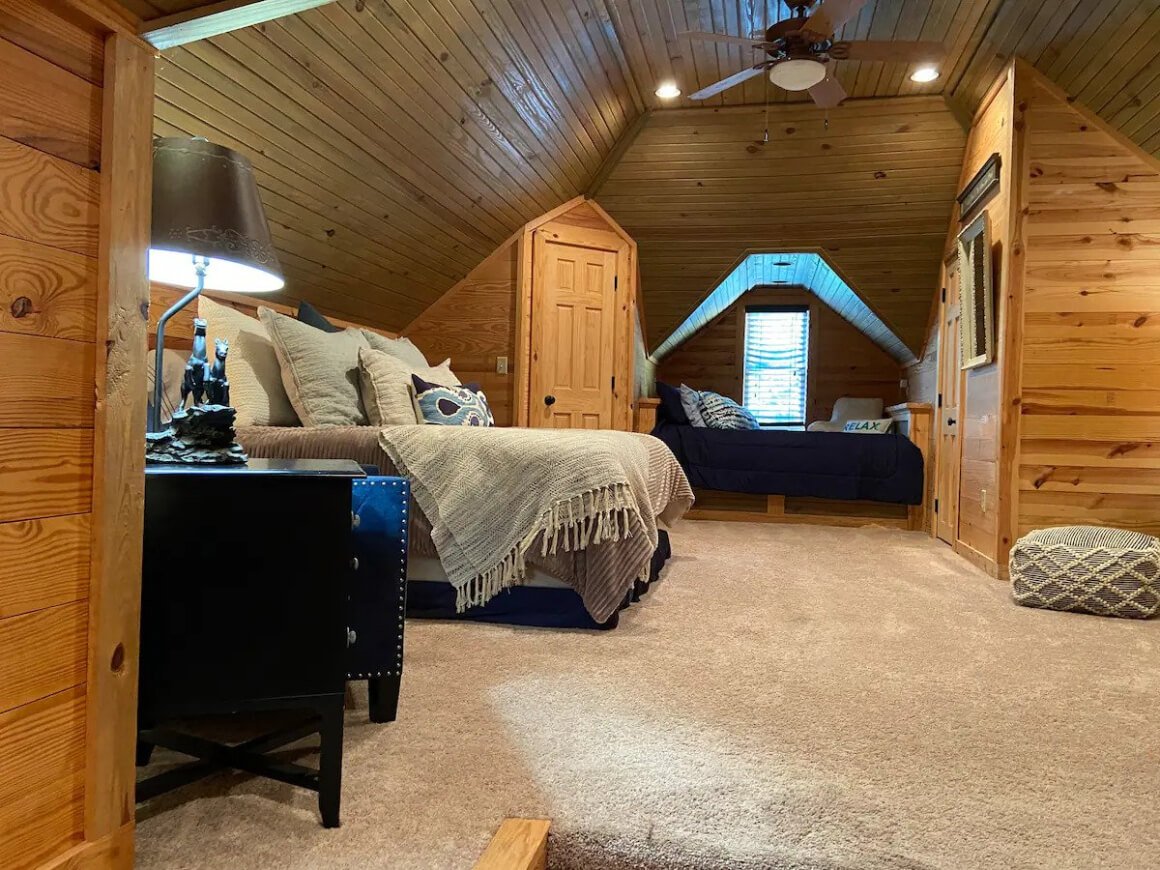 Cabin With Pool and Hot tub