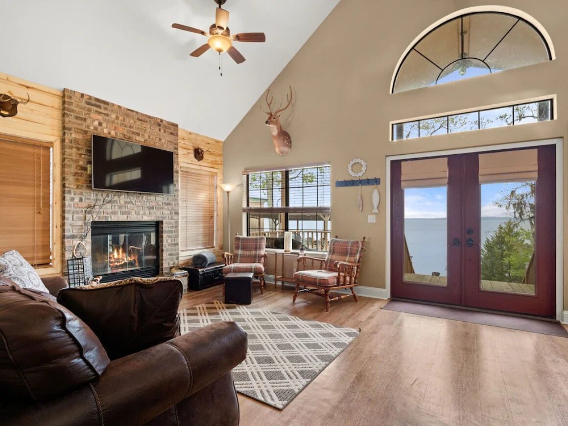 Lakefront cabin with bend and boathouse