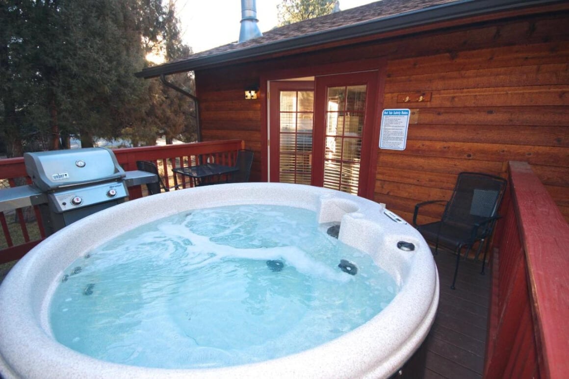 1BR Cottage w/ Hot Tub at Streamside on Fall River