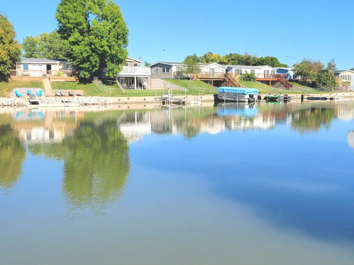 Quaint 2BR Lakefront Cabin