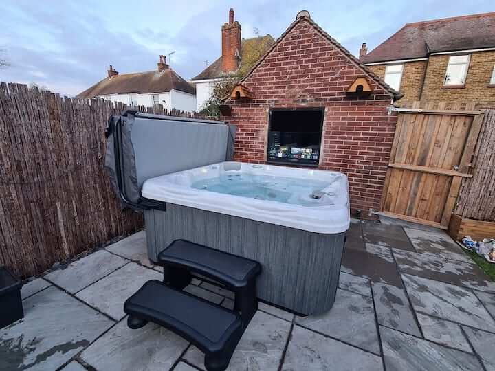 Cabin with Log Fire and Hot Tub