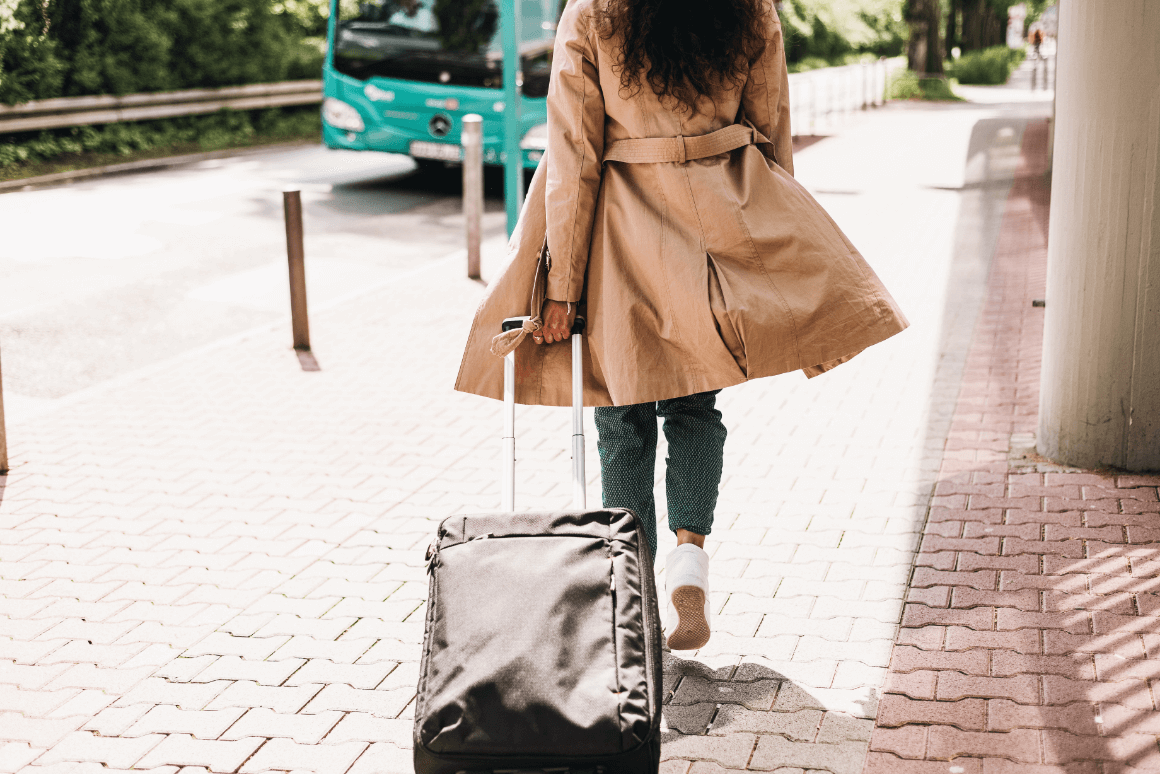 Omio - women with suitcase