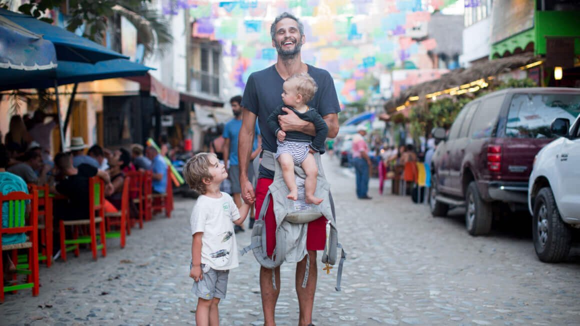 A parent with his kids in Mexico City.