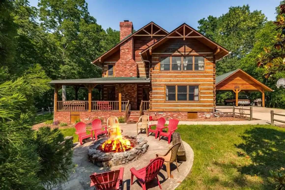 Gorgeous 5 Bed Cabin in the Woods with Hot Tub