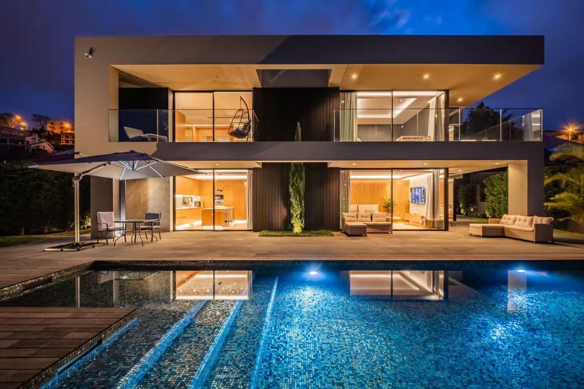 Heated Pool • Gym • BBQ • Breakfast • King Beds