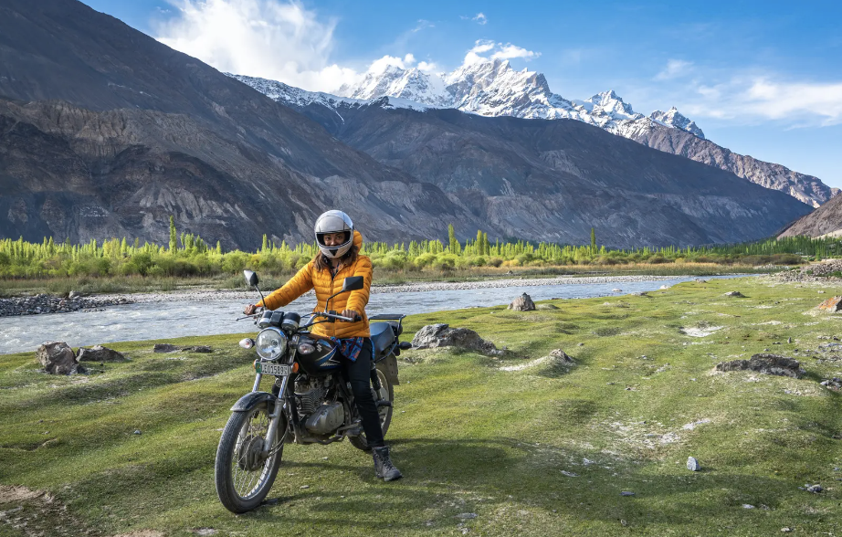 tour guide in urdu