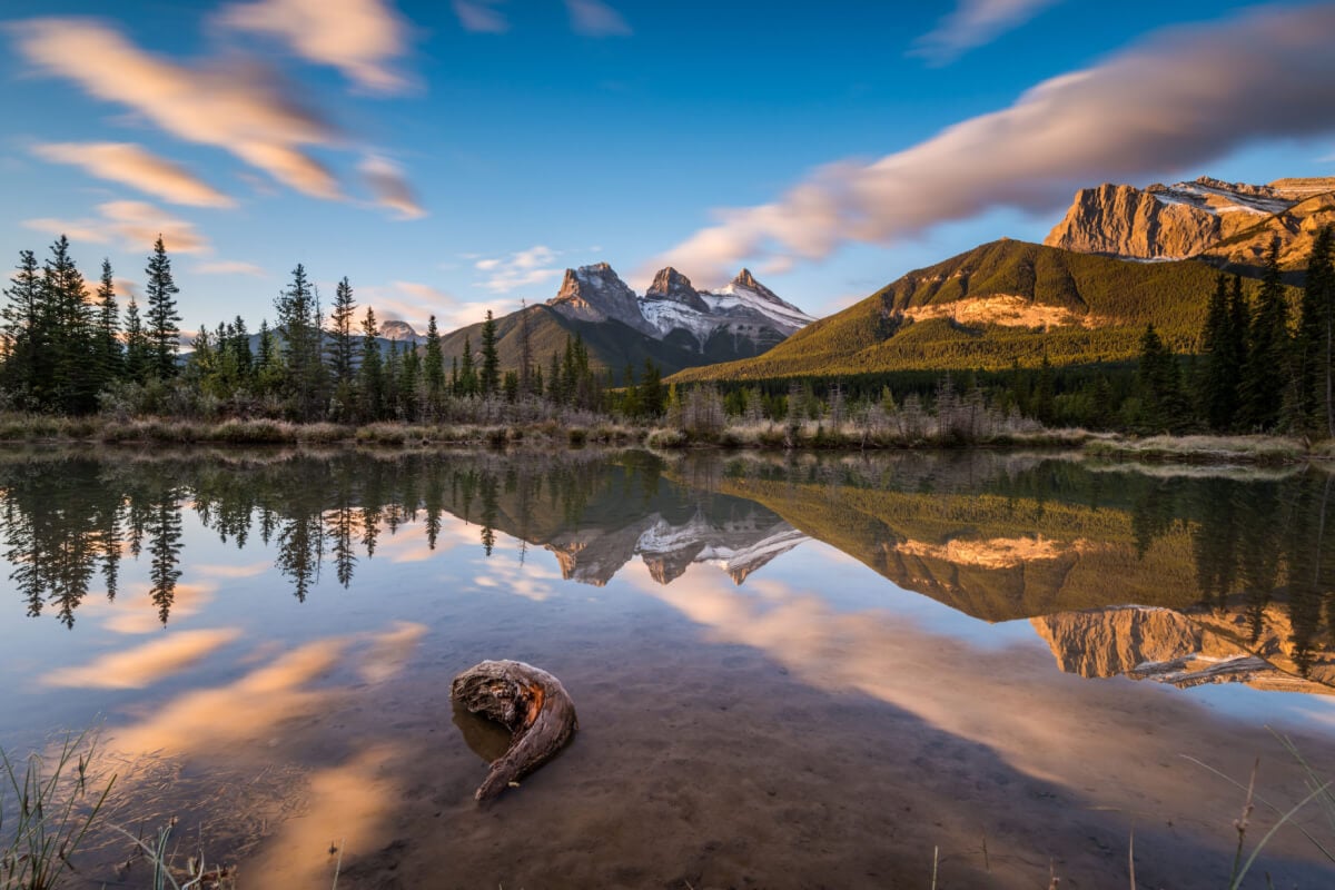 Canmore mountainous landscape and lake at sunrise