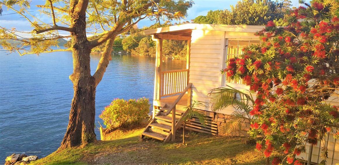 2 Bed Waterfront Bach with Beach Access New Zealand