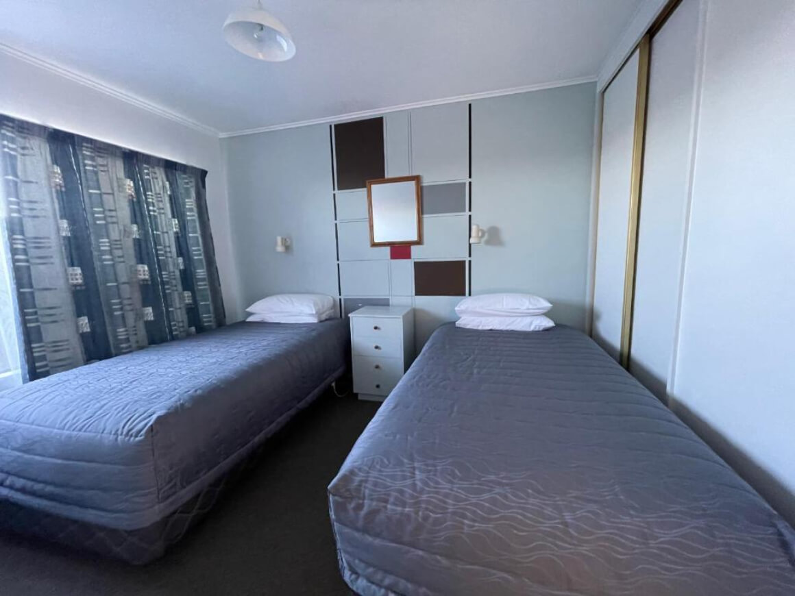 Two-Bedroom Apartment with Sea View at Alpine View Motel