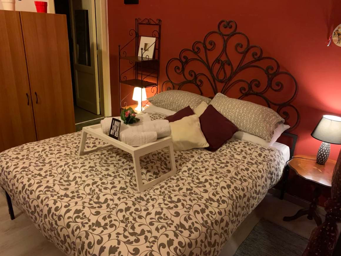 Queen bed in Hostel Taormina Homstel
