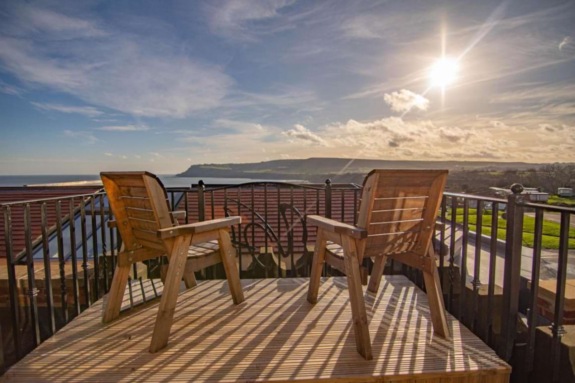 Patio with 2 chairs overlooking the ocean in Victoria Hotel