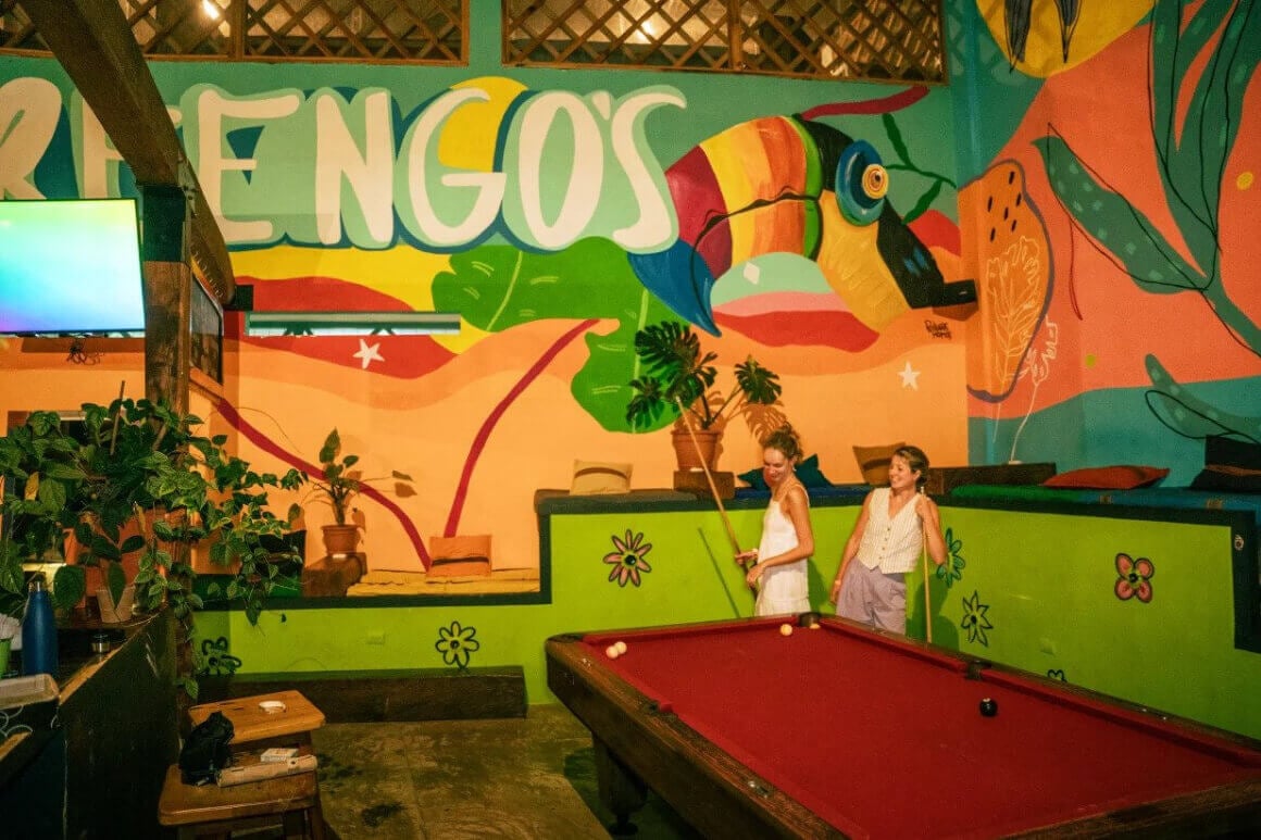 Greengos Hostel Billiard Area