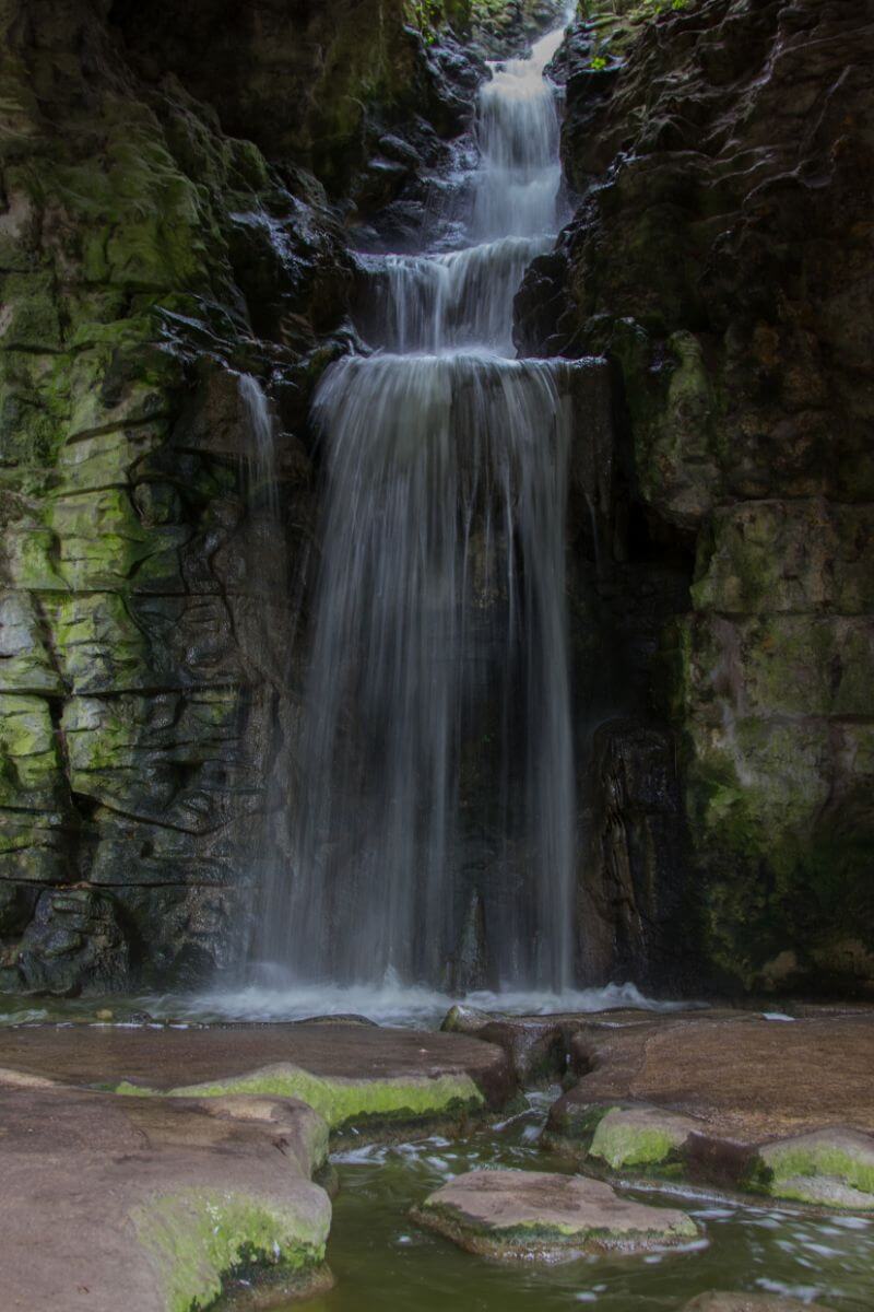 Parc des Buttes Chaumont falls Paris